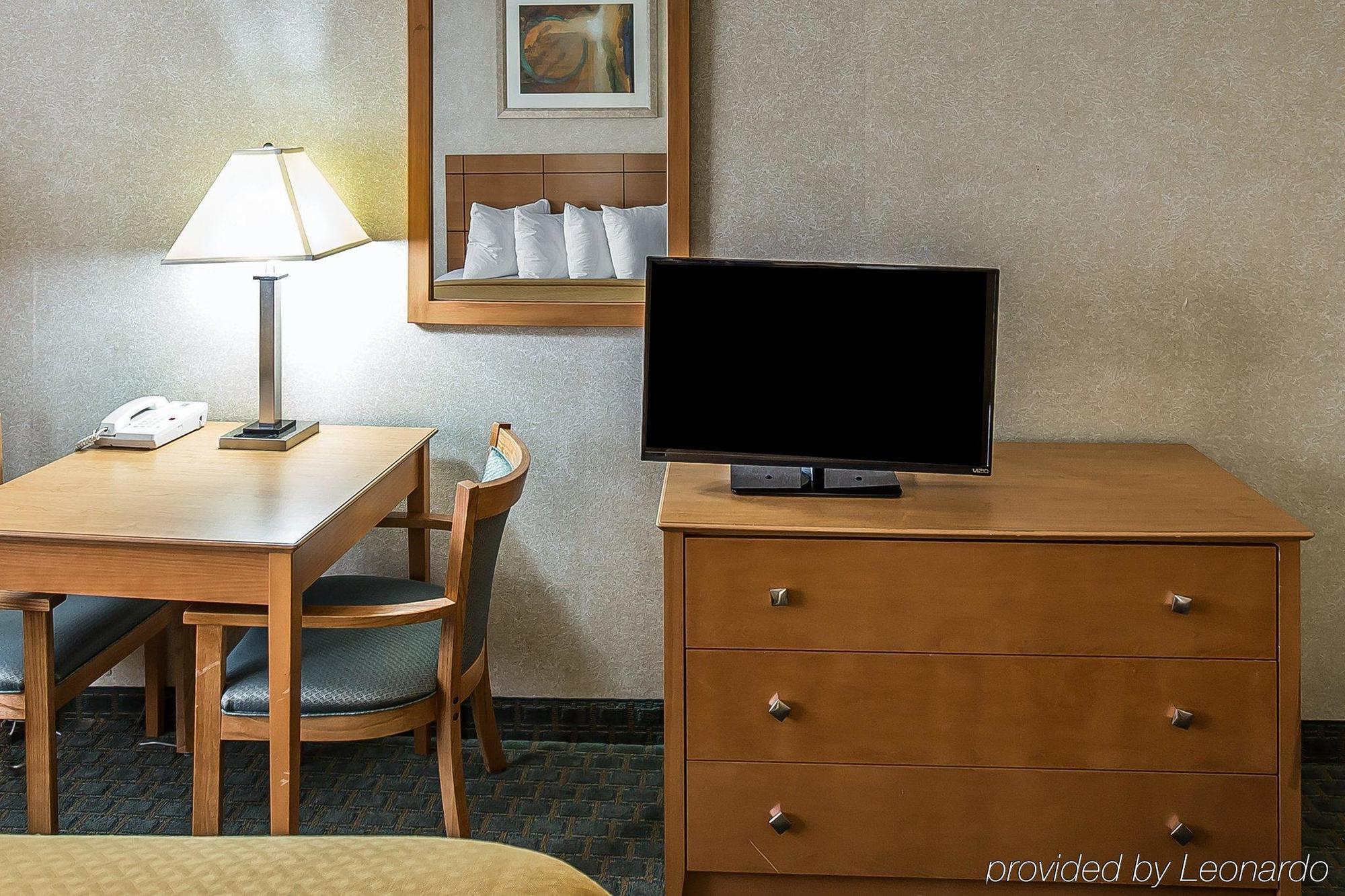 Quality Inn At Collins Road - Cedar Rapids Exterior foto